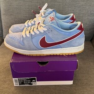Nike SB “Phillies”